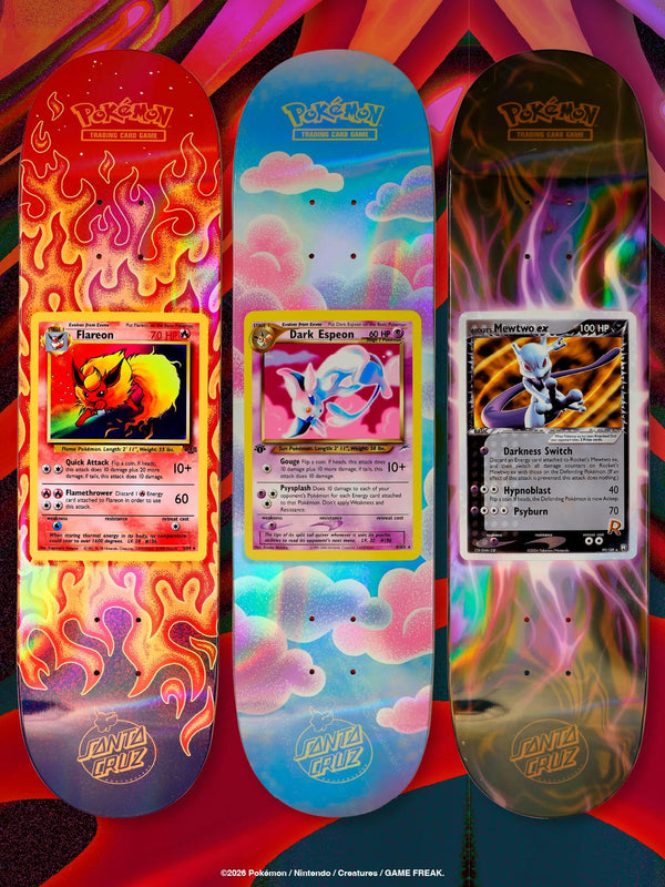Santa Cruz-skateboarddäck med engelska kortmotiv av Flareon, Dark Espeon och Rocket's Mewtwo ex